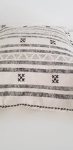 Charger l&#39;image dans la galerie, Housse de coussin en soie blanc et noir
