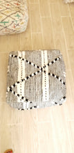 Charger l&#39;image dans la galerie, Pouf Zanafi en laine

