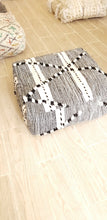 Charger l&#39;image dans la galerie, Pouf Zanafi en laine
