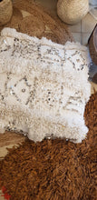 Charger l&#39;image dans la galerie, Pouf handira blanc et sequins
