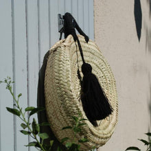 Charger l&#39;image dans la galerie, Panier ovale avec anse et pompon en laine noire

