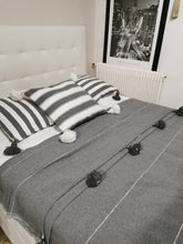 Charger l&#39;image dans la galerie, Plaid gris rayures argent
