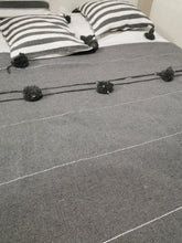 Charger l&#39;image dans la galerie, Plaid gris rayures argent
