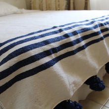 Charger l&#39;image dans la galerie, Plaid à pompons blanc avec rayures bleu marine
