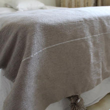 Charger l&#39;image dans la galerie, Plaid à pompons beige avec rayures blanches
