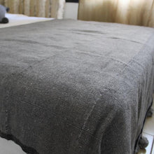 Charger l&#39;image dans la galerie, Plaid à pompons gris foncé avec rayures couleur argent

