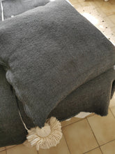 Charger l&#39;image dans la galerie, Plaid gris antracite pompons beige
