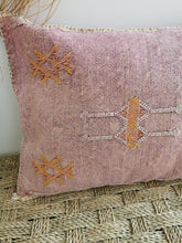 Charger l&#39;image dans la galerie, Housse de coussin sabra aubergine délavé
