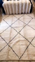 Charger l&#39;image dans la galerie, Tapis Beni Ouarain Ecru et noir - 300x213cm
