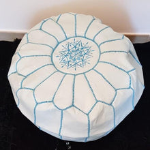 Charger l&#39;image dans la galerie, Pouf marocain brodé en cuir blanc et bleu
