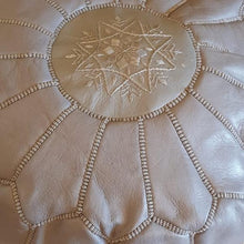 Charger l&#39;image dans la galerie, Pouf marocain brodé en cuir gris
