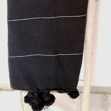 Charger l&#39;image dans la galerie, Plaid à pompons noir avec rayures couleur argent
