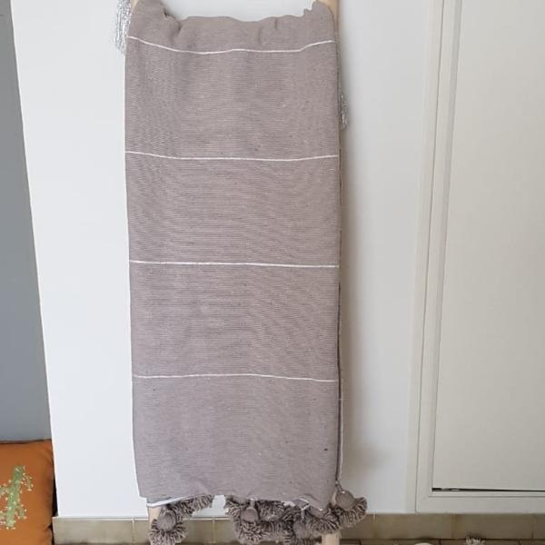 Plaid à pompons beige avec rayures blanches