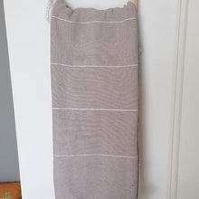 Charger l&#39;image dans la galerie, Plaid à pompons gris clair avec rayures couleur argent
