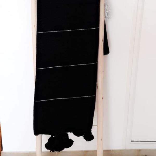 Plaid à pompons noir avec rayures couleur argent