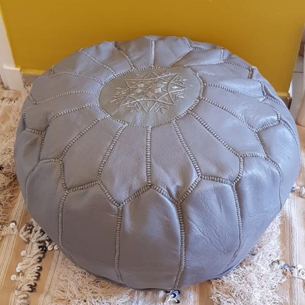 Pouf marocain brodé en cuir gris