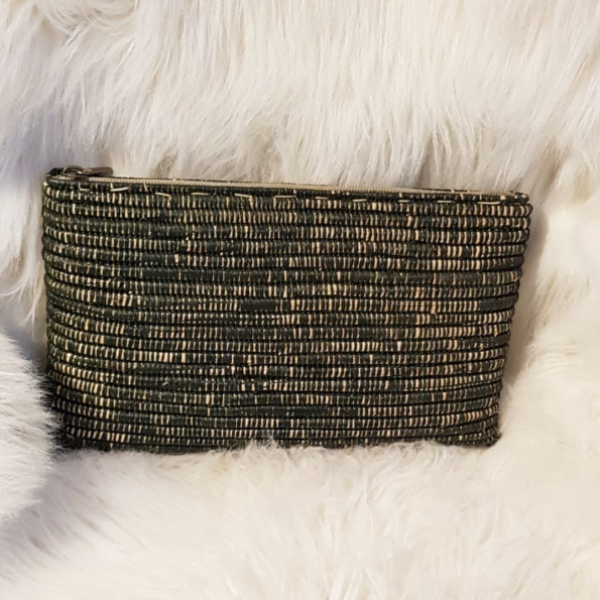 Pochette noire en raphia