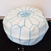 Charger l&#39;image dans la galerie, Pouf marocain brodé en cuir blanc et bleu
