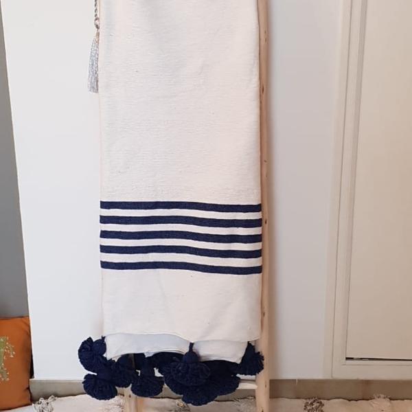 Plaid à pompons blanc avec rayures bleu marine