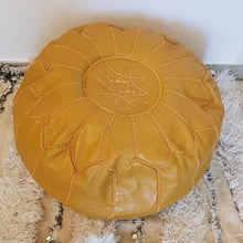 Charger l&#39;image dans la galerie, Pouf marocain brodé en cuir jaune
