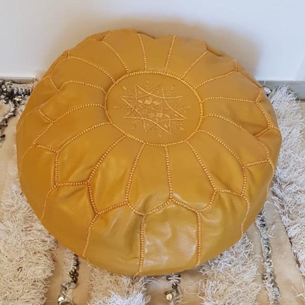 Pouf marocain brodé en cuir jaune