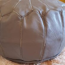 Charger l&#39;image dans la galerie, Pouf marocain brodé en cuir gris
