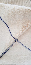 Charger l&#39;image dans la galerie, Tapis Beni Ouarain Ecru et Bleu marine - 242x157cm
