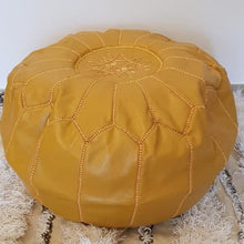 Charger l&#39;image dans la galerie, Pouf marocain brodé en cuir jaune
