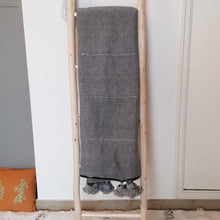 Charger l&#39;image dans la galerie, Plaid à pompons gris foncé avec rayures couleur argent

