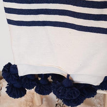 Charger l&#39;image dans la galerie, Plaid à pompons blanc avec rayures bleu marine
