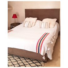 Charger l&#39;image dans la galerie, Plaid rayures couleurs et pompons blanc
