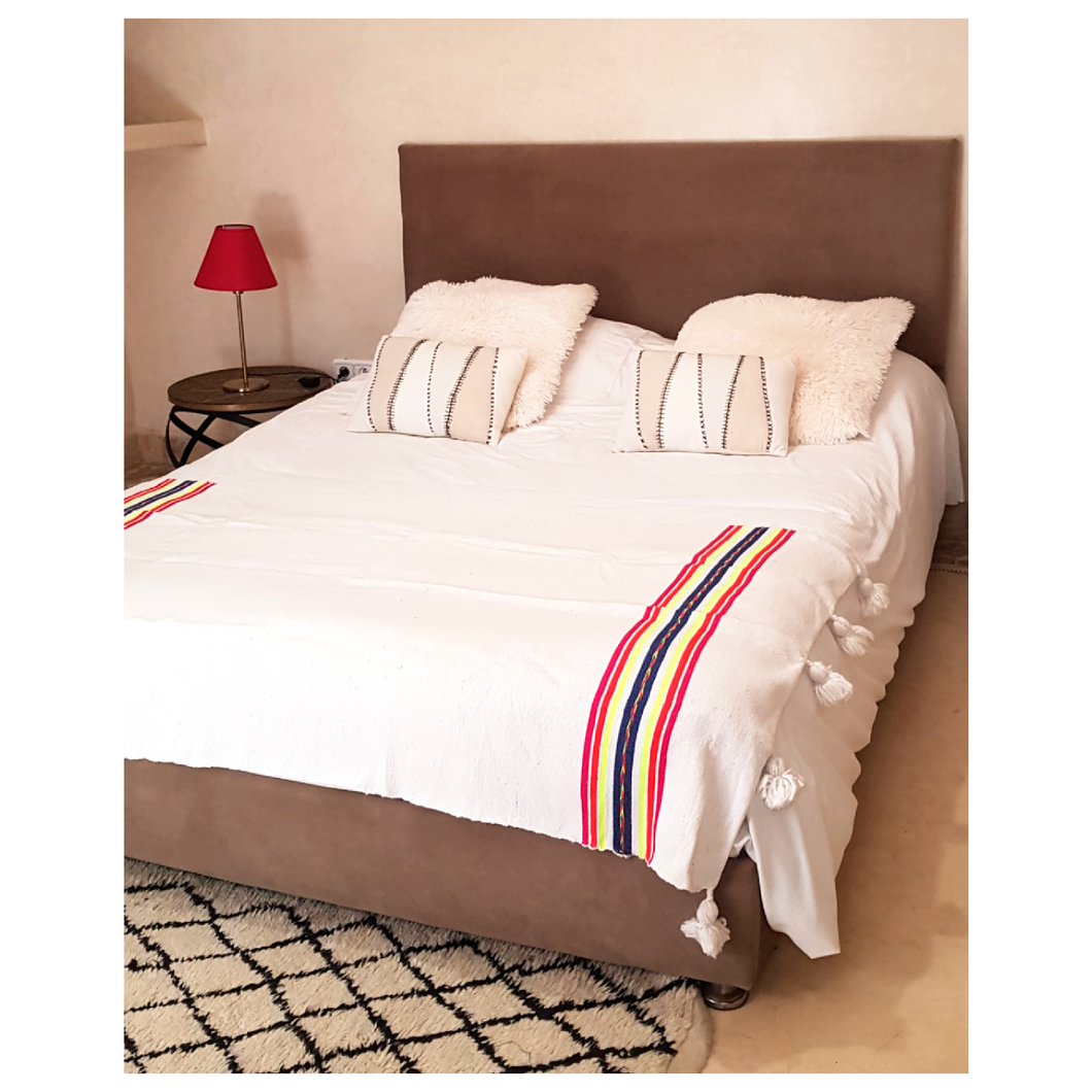 Plaid rayures couleurs et pompons blanc