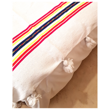Charger l&#39;image dans la galerie, Plaid rayures couleurs et pompons blanc
