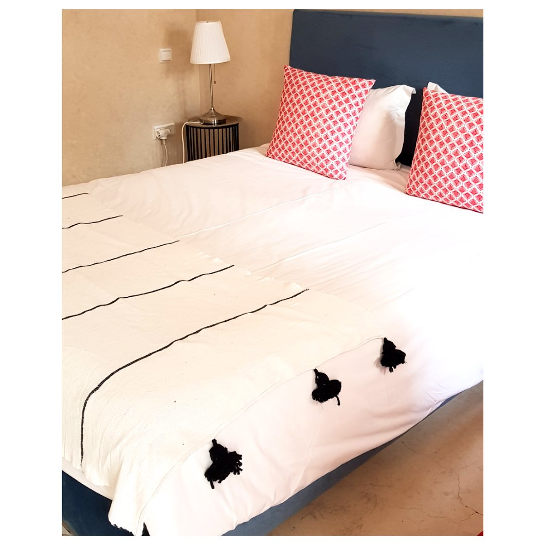 Plaid rayures noire et pompons noir