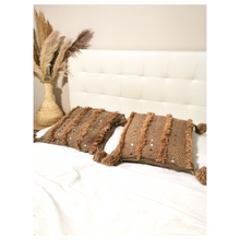 Charger l&#39;image dans la galerie, Housse de Coussin camel et sequins
