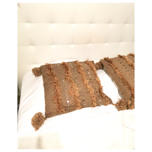Charger l&#39;image dans la galerie, Housse de Coussin camel et sequins
