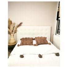 Charger l&#39;image dans la galerie, Housse de Coussin camel et sequins

