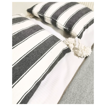 Charger l&#39;image dans la galerie, Housse de Coussin blanc rayé gris clair
