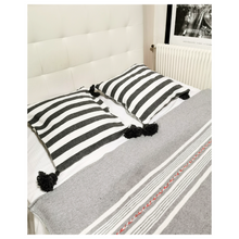 Charger l&#39;image dans la galerie, Housse de Coussin blanc bande gris clair
