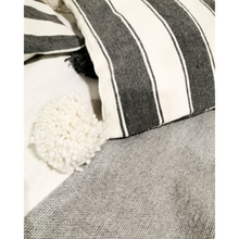 Charger l&#39;image dans la galerie, Housse de Coussin blanc rayé gris clair
