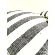 Charger l&#39;image dans la galerie, Housse de Coussin blanc bande gris clair
