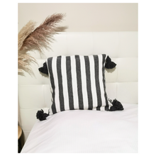 Charger l&#39;image dans la galerie, Housse de Coussin blanc bande gris clair
