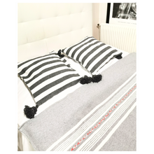 Charger l&#39;image dans la galerie, Housse de Coussin rayés gris
